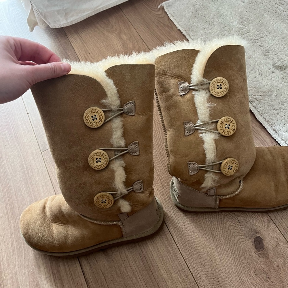 EUC Ugg Australia Bailey Button Triplet Sheepskin Boots Size 8